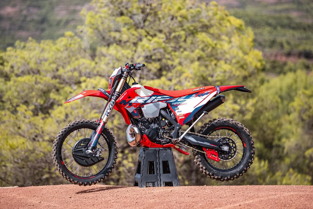Rieju MR 300i Hard Enduro 2027 sur son support