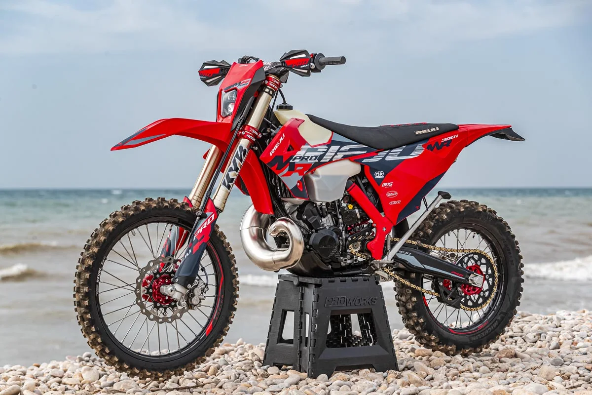 Rieju MR 300i 2027 présentée de profil sur un sol de galets